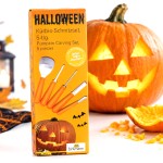 Zestaw Birkmann 5 narzędzi do wycinania i rzeźbienia dyni na Halloween obok gotowego lampionu z dyni