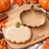 Foremka do ciastek Dynia ze stali nierdzewnej z udekorowanym halloweenowym ciastkiem w jesiennej aranżacji