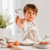 Foremka Gęś 16 cm ze stali nierdzewnej do ciastek i pierników, prezentowana przez dziecko w kuchni. Zdjęcie pokazuje wielkość wykrawacza i jego charakterystyczny kształt.